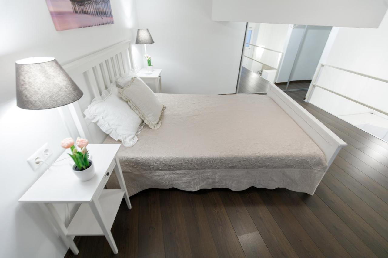 Sleek Minimalist Studio At Inner City Budapesta Exterior foto