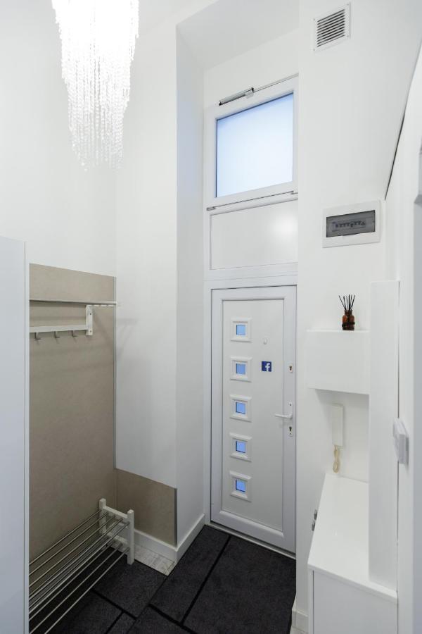 Sleek Minimalist Studio At Inner City Budapesta Exterior foto
