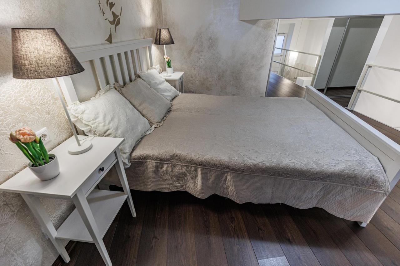 Sleek Minimalist Studio At Inner City Budapesta Exterior foto