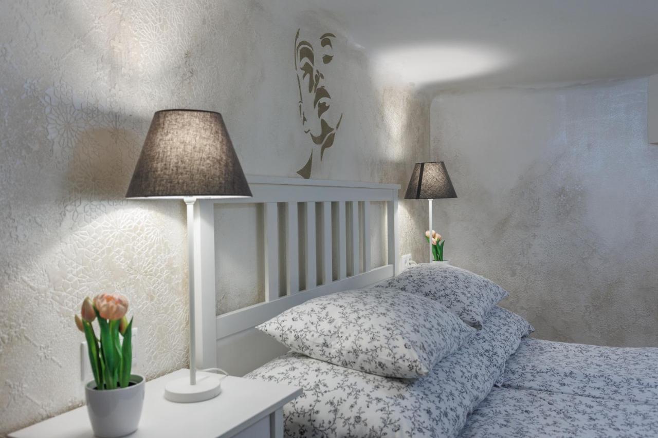 Sleek Minimalist Studio At Inner City Budapesta Exterior foto