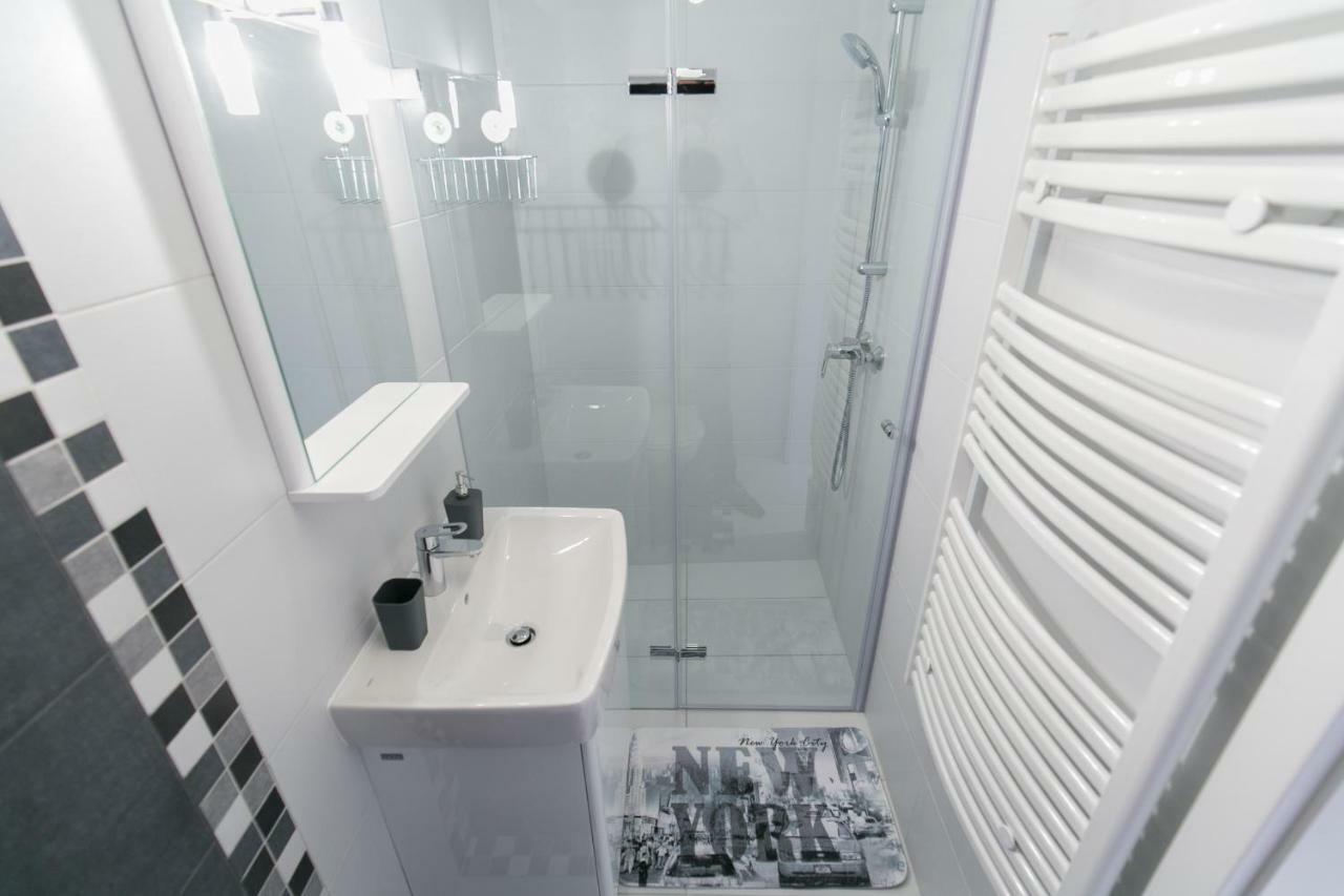 Sleek Minimalist Studio At Inner City Budapesta Exterior foto