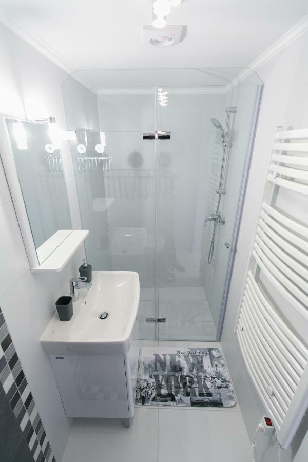 Sleek Minimalist Studio At Inner City Budapesta Exterior foto